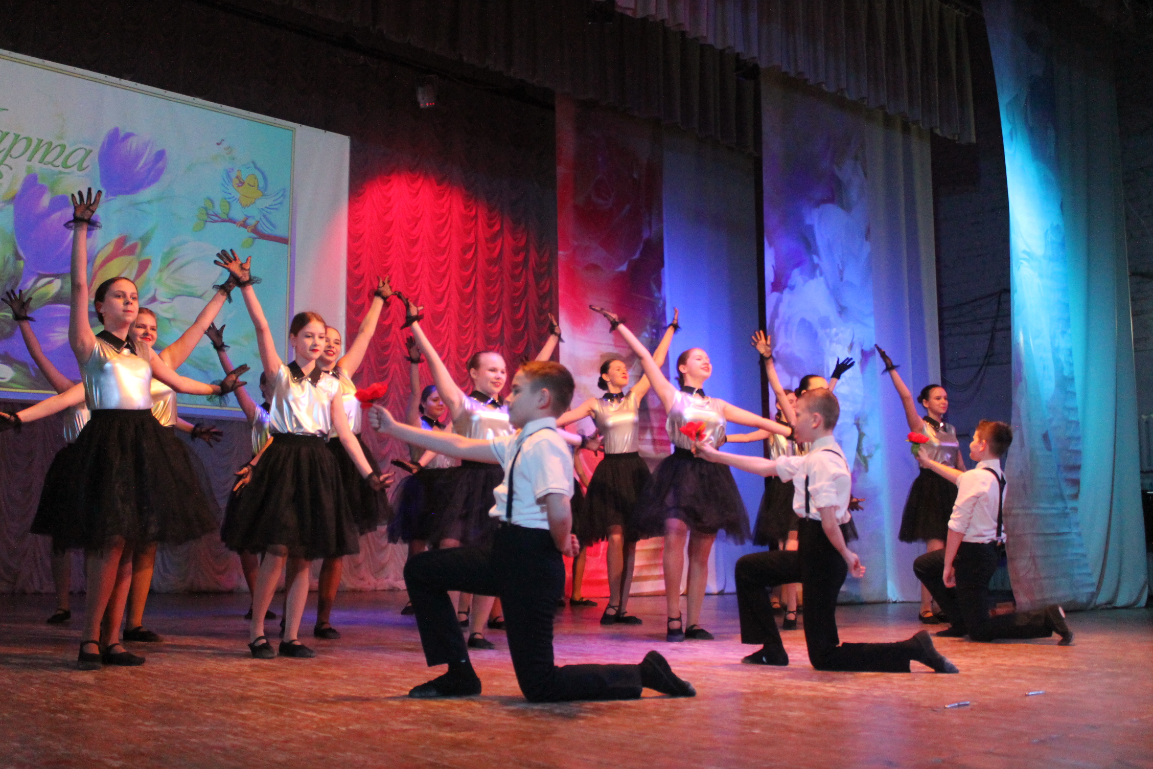 В Карачевском районном Доме культуры прошел праздничный концерт «Дарите женщинам цветы»