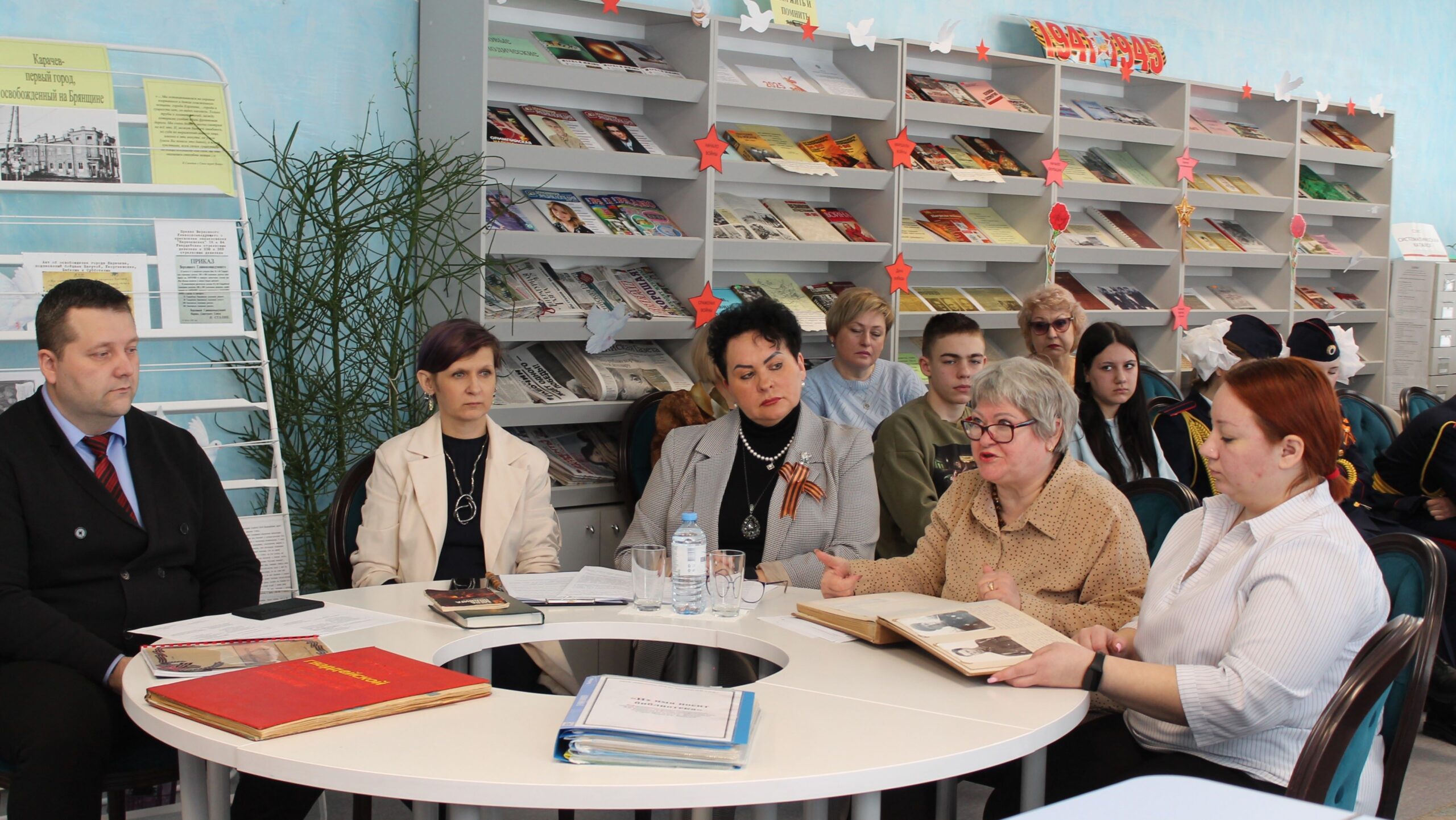 В Карачевской районной библиотеке состоялся круглый стол «Судьба солдата: Бессмертный полк 84-й Гвардейской Карачевской стрелковой дивизии»