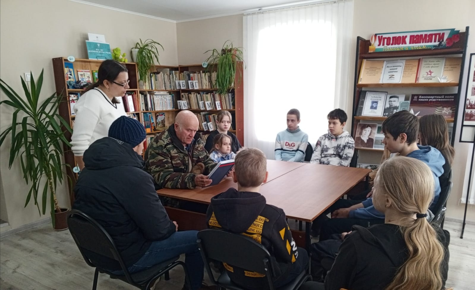 В Мылинской сельской библиотеке прошла встреча с участником СВО и ветераном РОВД