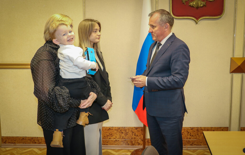 Александр Макаров вручил орден Мужества семье ефрейтора Сергея Скиданова