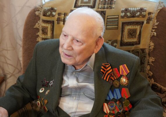 Александр Богомаз вручил Александру Александровичу Мельникову медаль к 80-летию Великой Победы