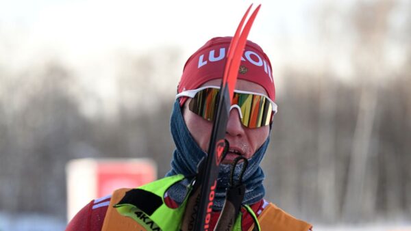 Александр Большунов выиграл свободным стилем гонку на 10 км в Кировске