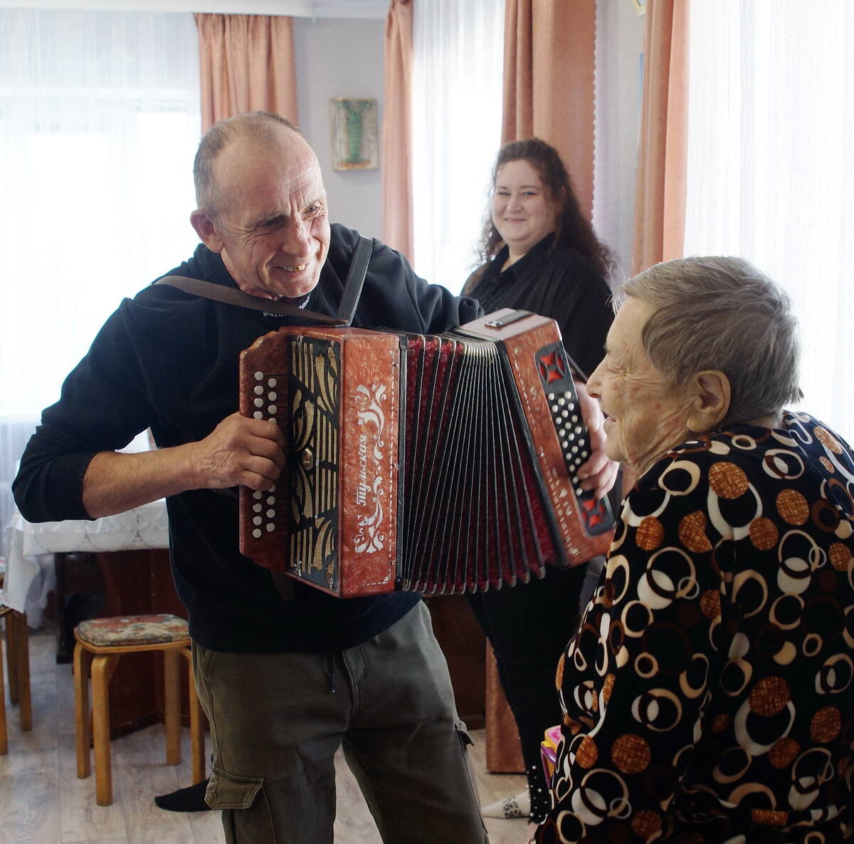 Под мелодию «Катюши» вручили медали ветеранам в Климовском районе Брянщины
