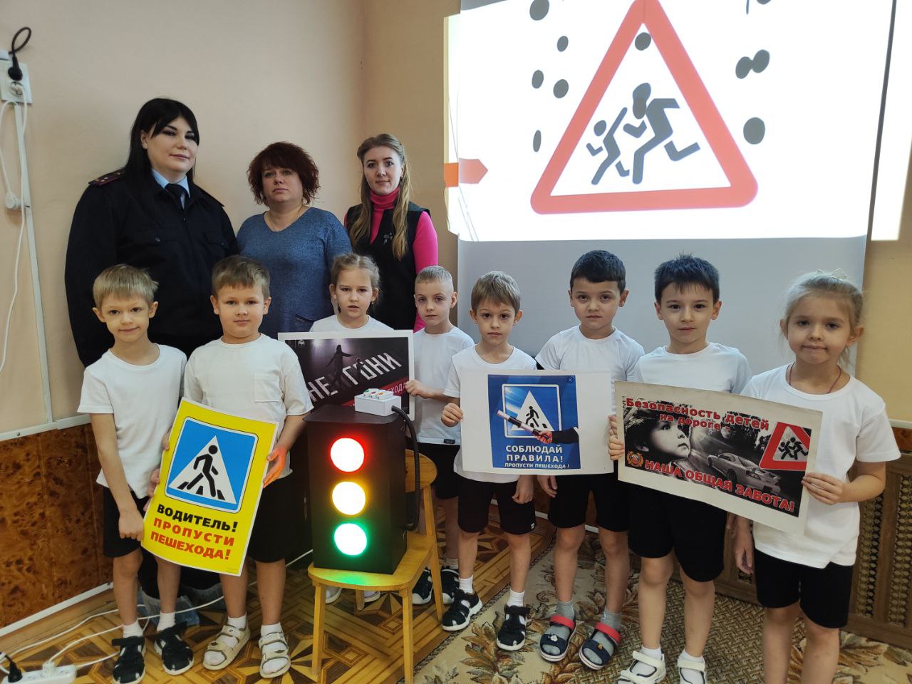 В Карачевском детском саду «Аленка» поговорили о Правилах дорожного движения