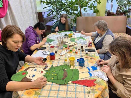 В брянской Унече к 80-летию Победы в Великой Отечественной войне украсили отделение КЦСОН