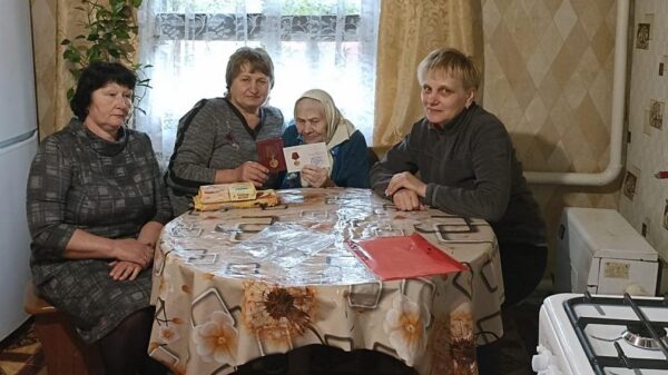 Медаль к 80-летию Победы вручили жительнице Комаричского района Лилии Полосаревой