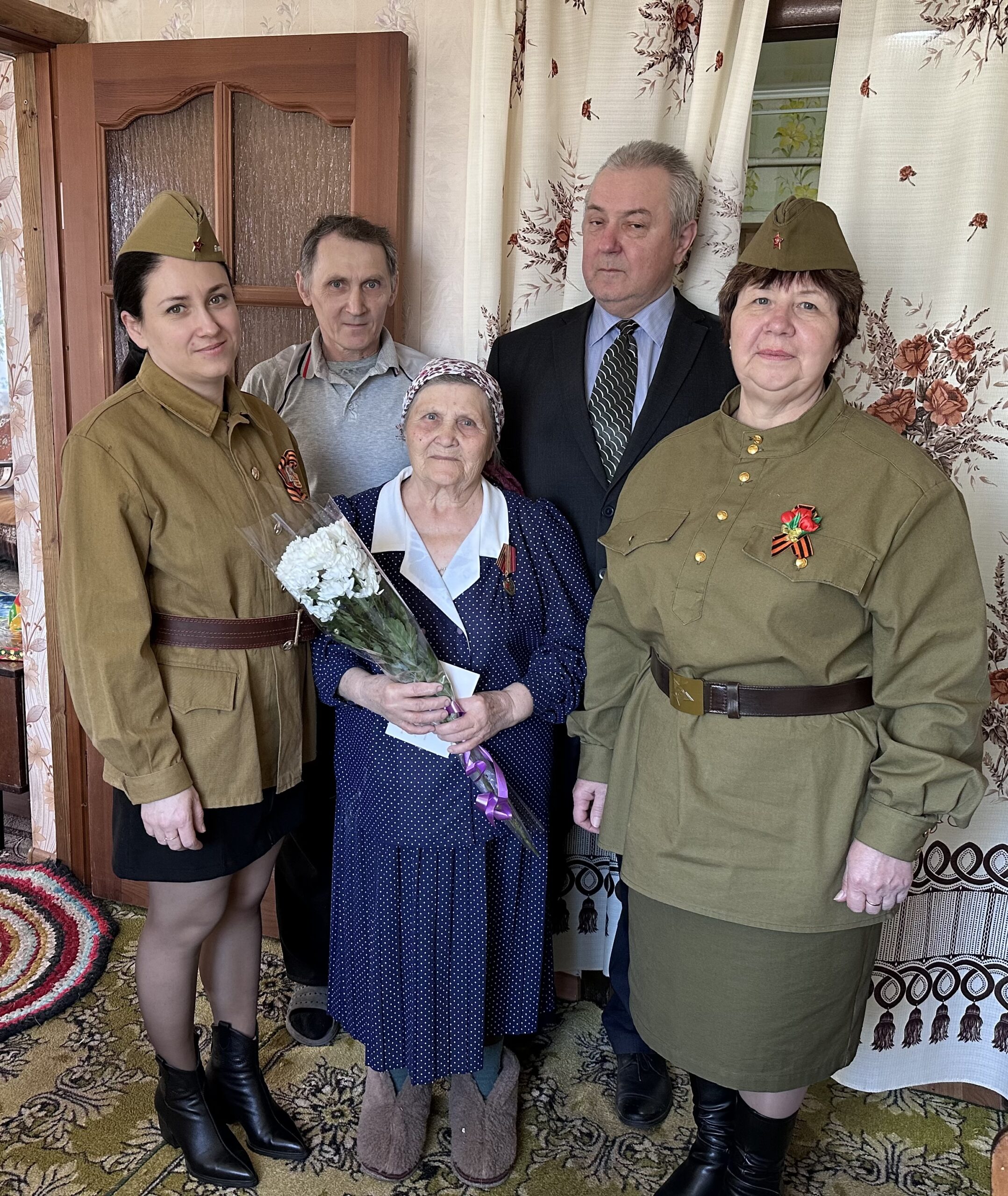 Малолетним узникам Песоченского сельского поселения вручили медали в честь 80- летия Победы