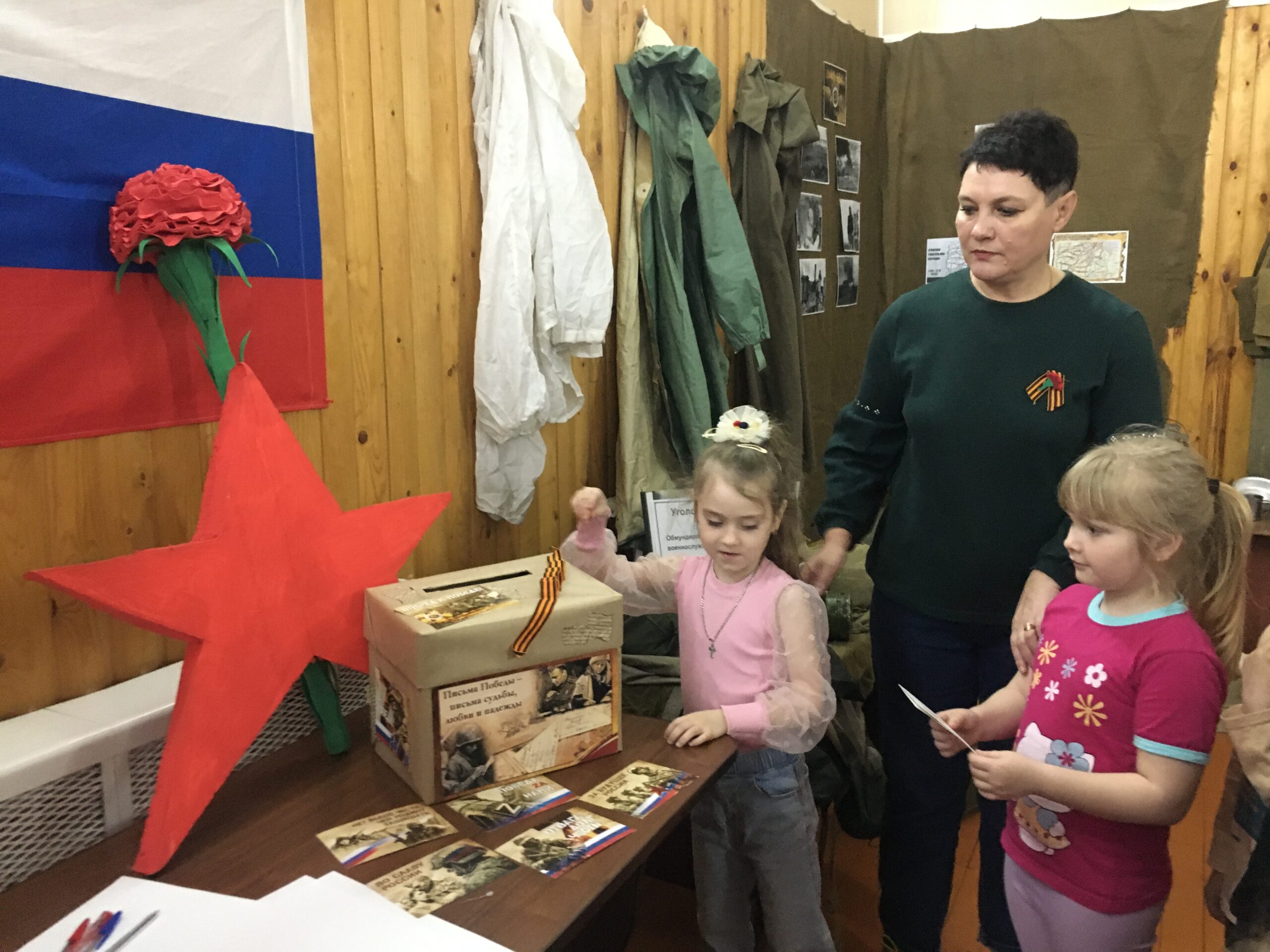 Дошкольники Вельяминовской школы посетили выставки ко Дню Победы в местном ДК