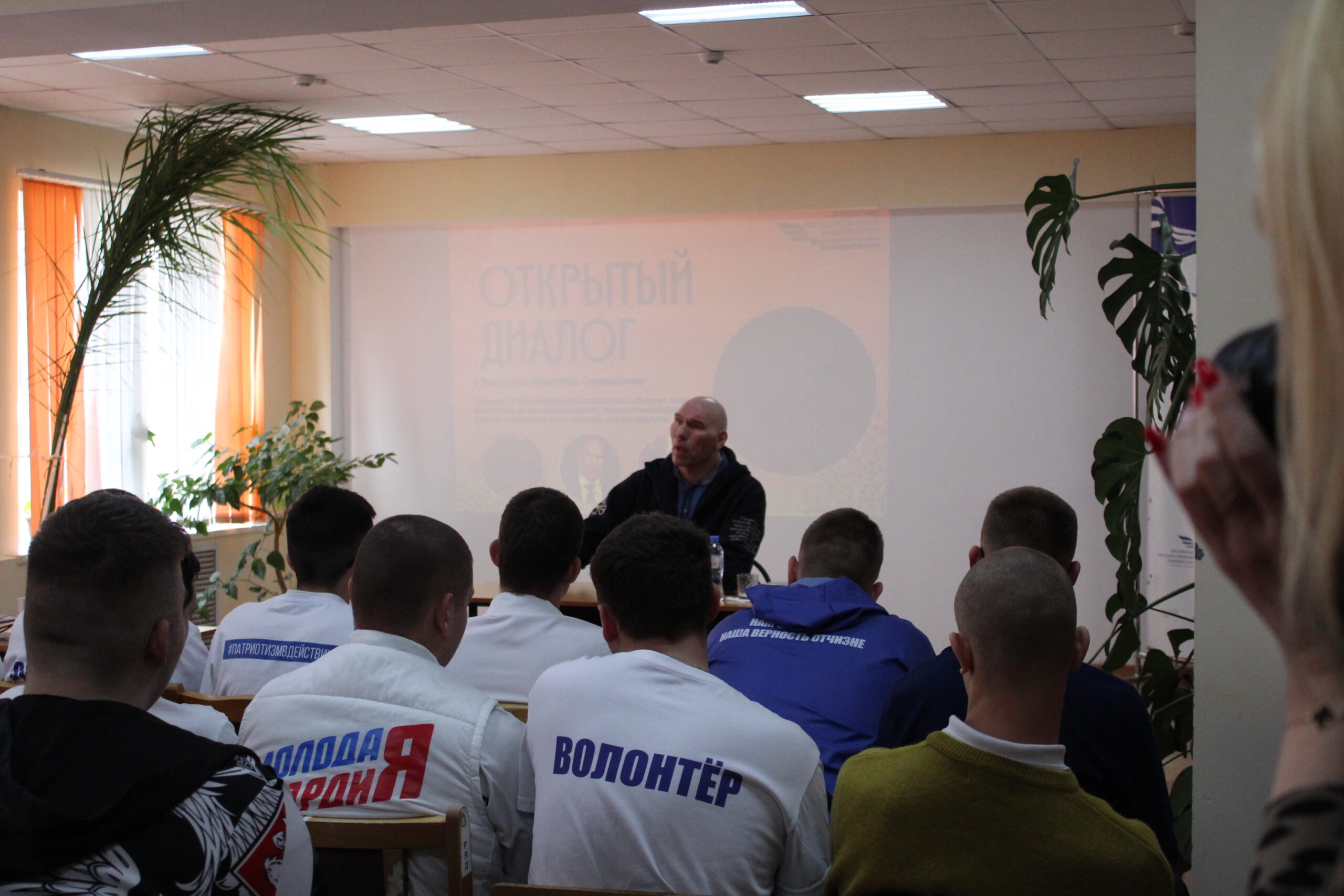 Депутат Госдумы Николай Валуев встретился со студентами в Карачеве