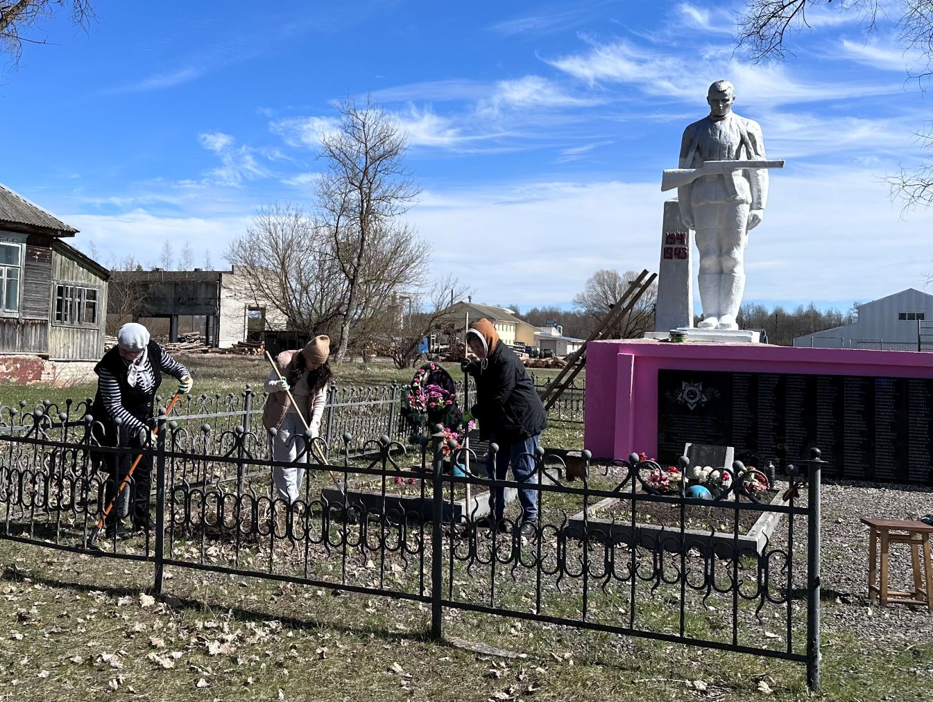 В Песоченском поселении отметили Всероссийский день заботы о памятниках