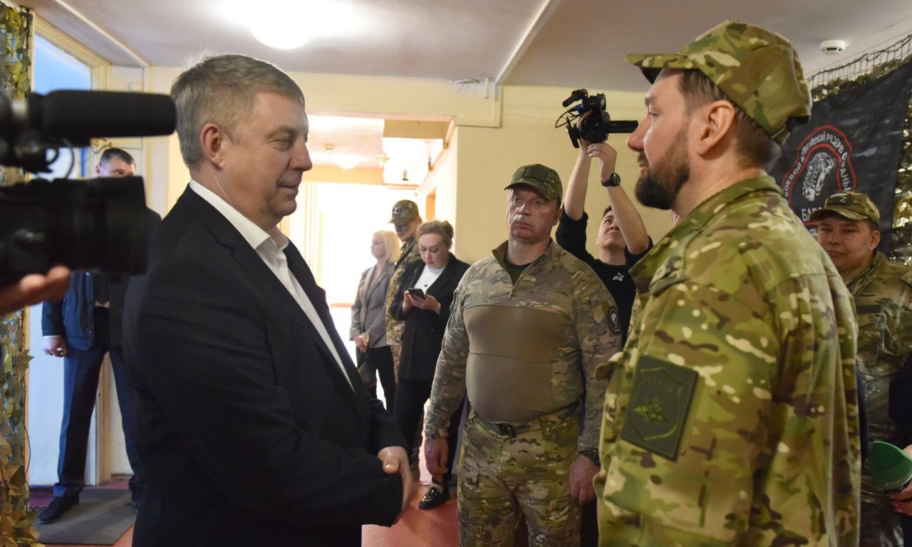 Губернатор Брянской области Александр Богомаз и депутат госдумы Олег Матицын ознакомился с условиями службы бойцов