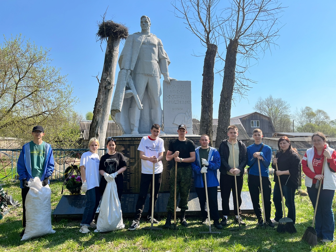 Карачевские студенты-волонтеры привели в порядок военные мемориалы