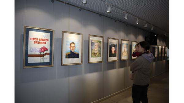 В брянской   ДШИ №1 открылась выставка портретов участников спецоперации