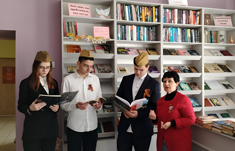 В Карачевской библиотеке подготовили выставку к 80-летию Победы