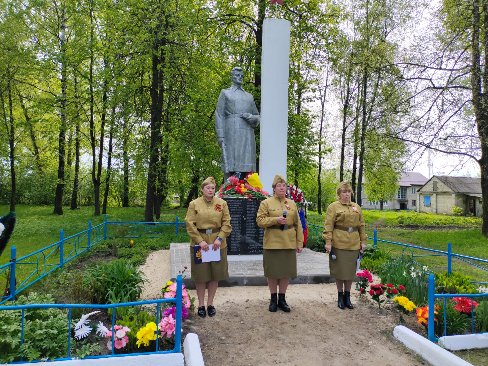 У обелиска  в поселке Дунаевский  почтили подвиг героев Великой Победы