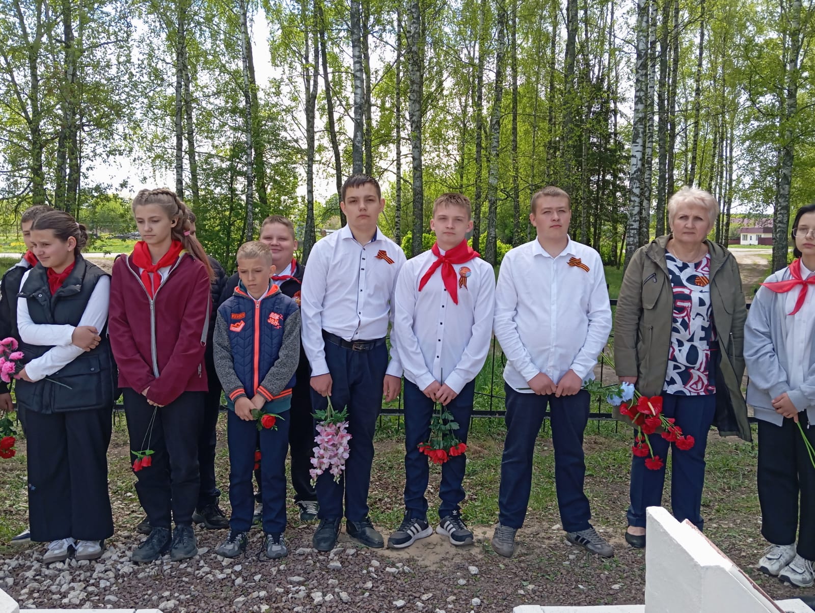 Сотрудники Трыковского  ДК и учащиеся организовали патриотические акции ко Дню Победы