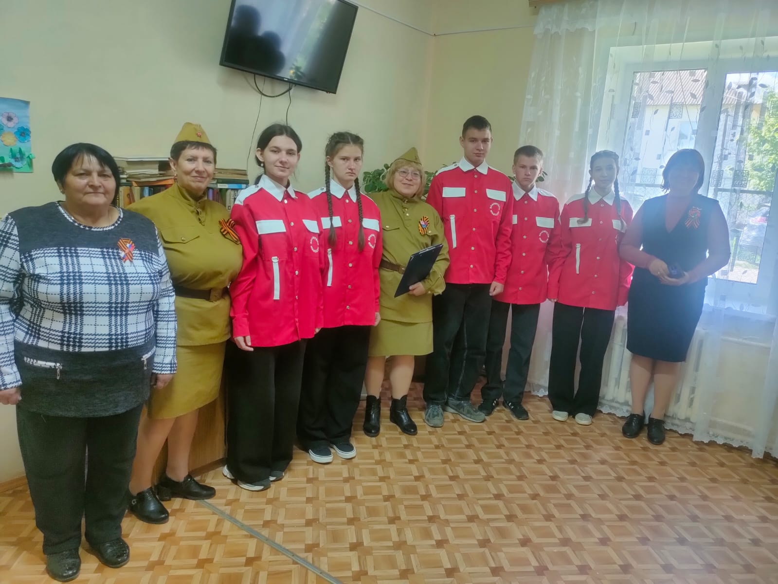 Тёпловские школьники и работники культуры поздравили  подопечных интерната  с 80-летием Победы