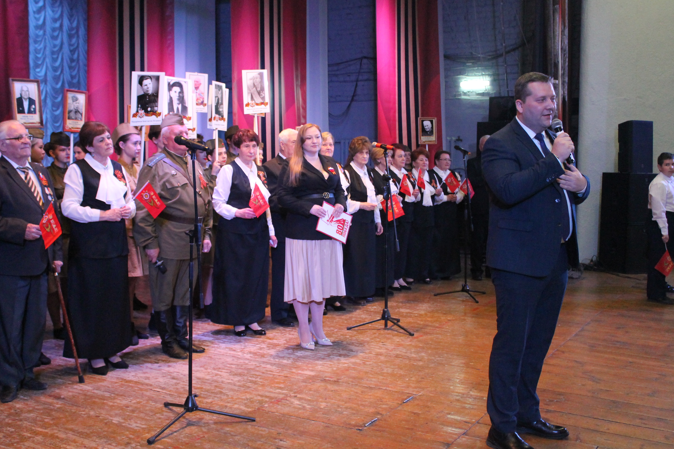 В Карачеве в районном Доме культуры прошел театрализованный концерт «Помним, гордимся!»