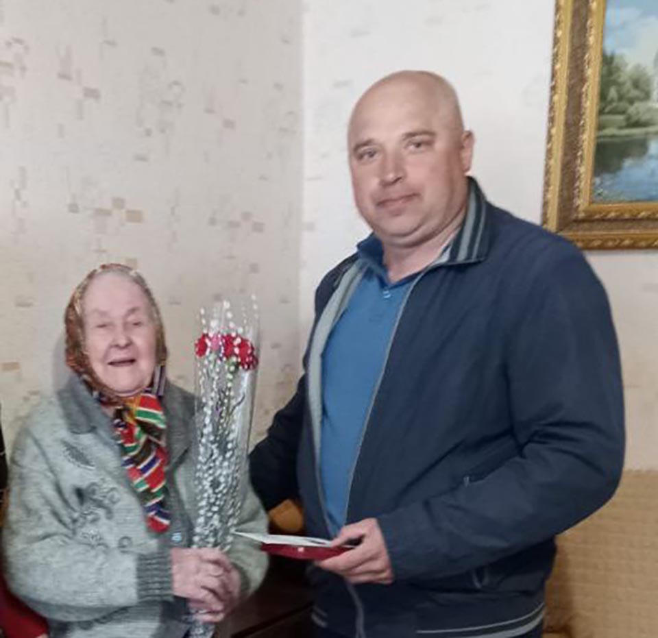 Депутат карачевского городского Совета народных депутатов вручил ветерану тыла юбилейную медаль к 80-летию Победы