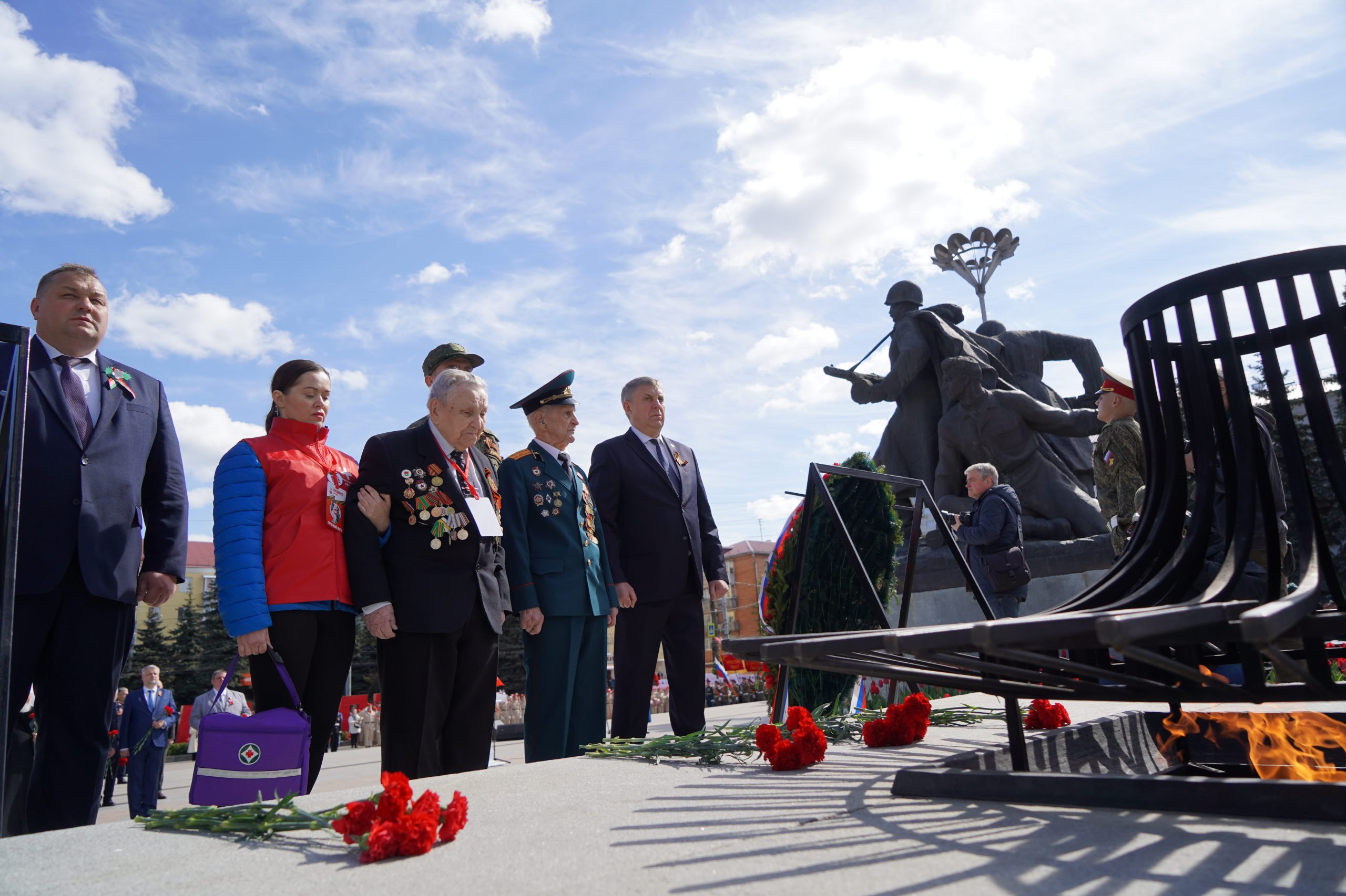 Глава региона Александр Богомаз возглавил торжественное возложение в честь Дня Победы в Брянске
