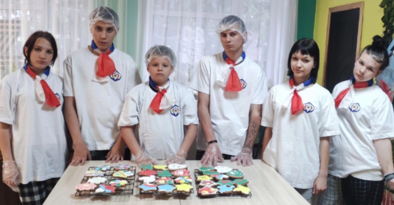 Карачевские дети отправили сладкие послания бойцам на фронт