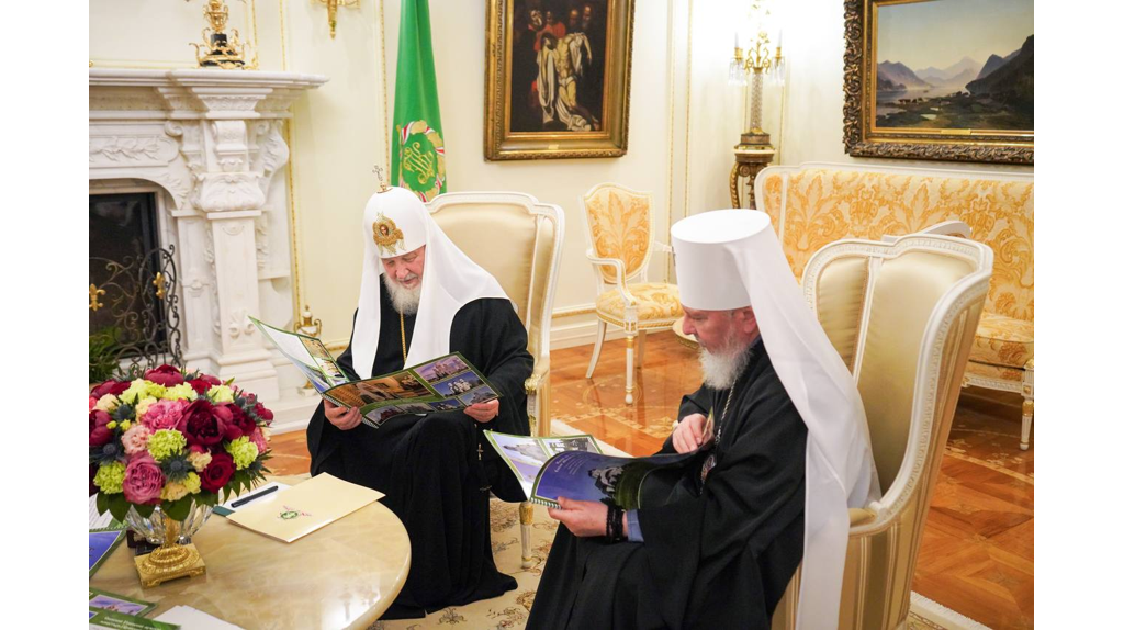 Предстоятелю Русской Православной Церкви передали фотоальбом «Мы строим храмы, чтобы украсить наши души»