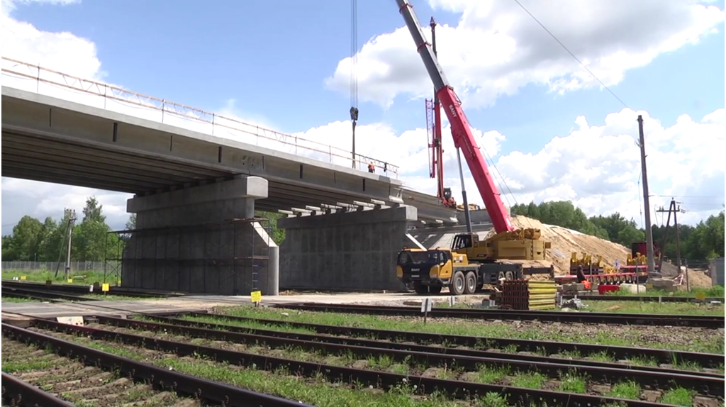 Завершена установка балок нового путепровода в Унече