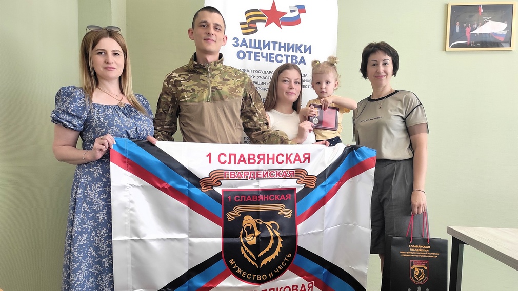 Боец из Брянска получил медаль за участие в СВО при поддержке фонда