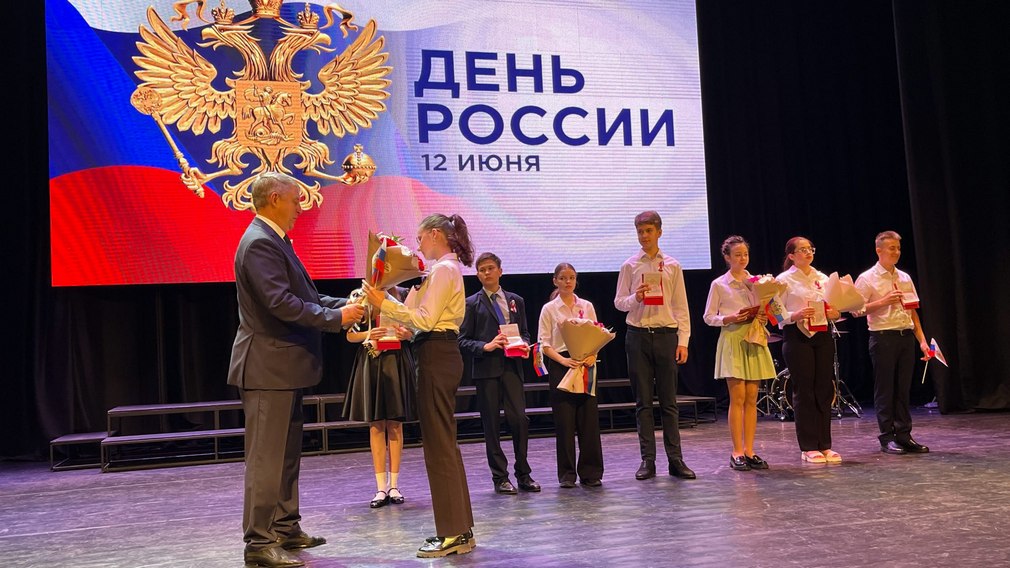 Юные жители Брянской области получили паспорта в День России