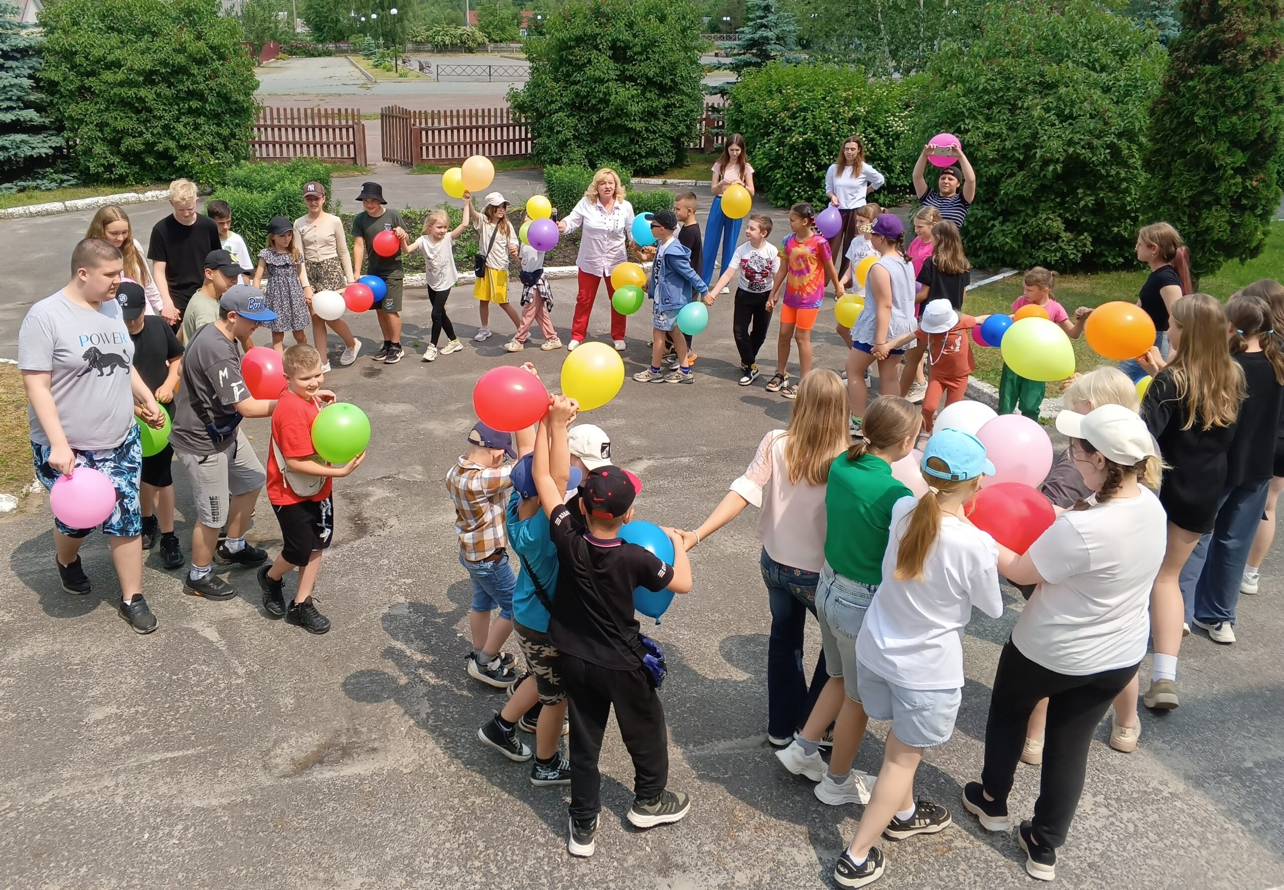 «Мы шагаем по планете»: в Берёзовском ДК отметили начало летних каникул