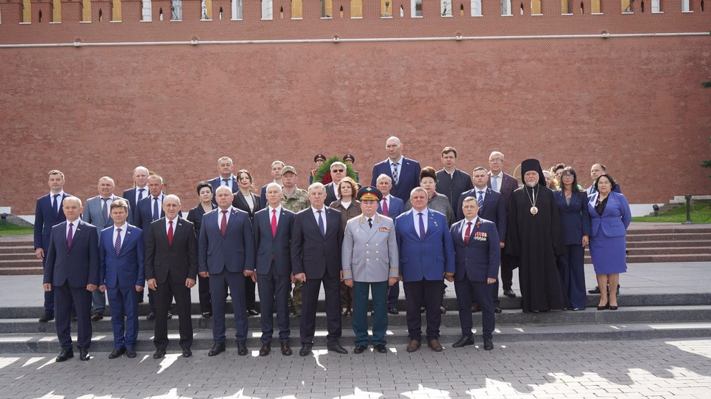 Делегация Брянской области почтила память героев у Могилы Неизвестного Солдата