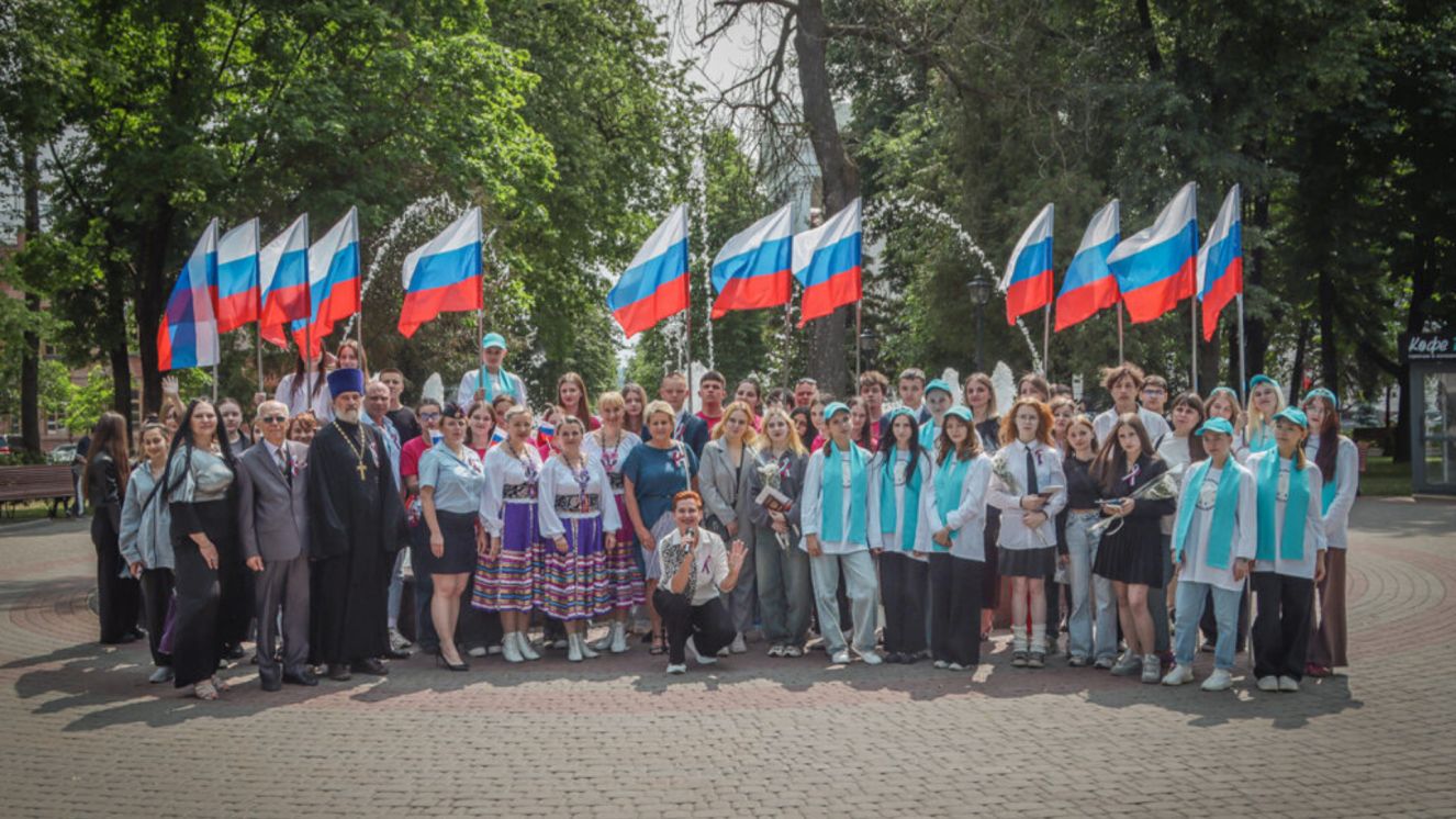 Юные брянцы получили первые паспорта в преддверии Дня России