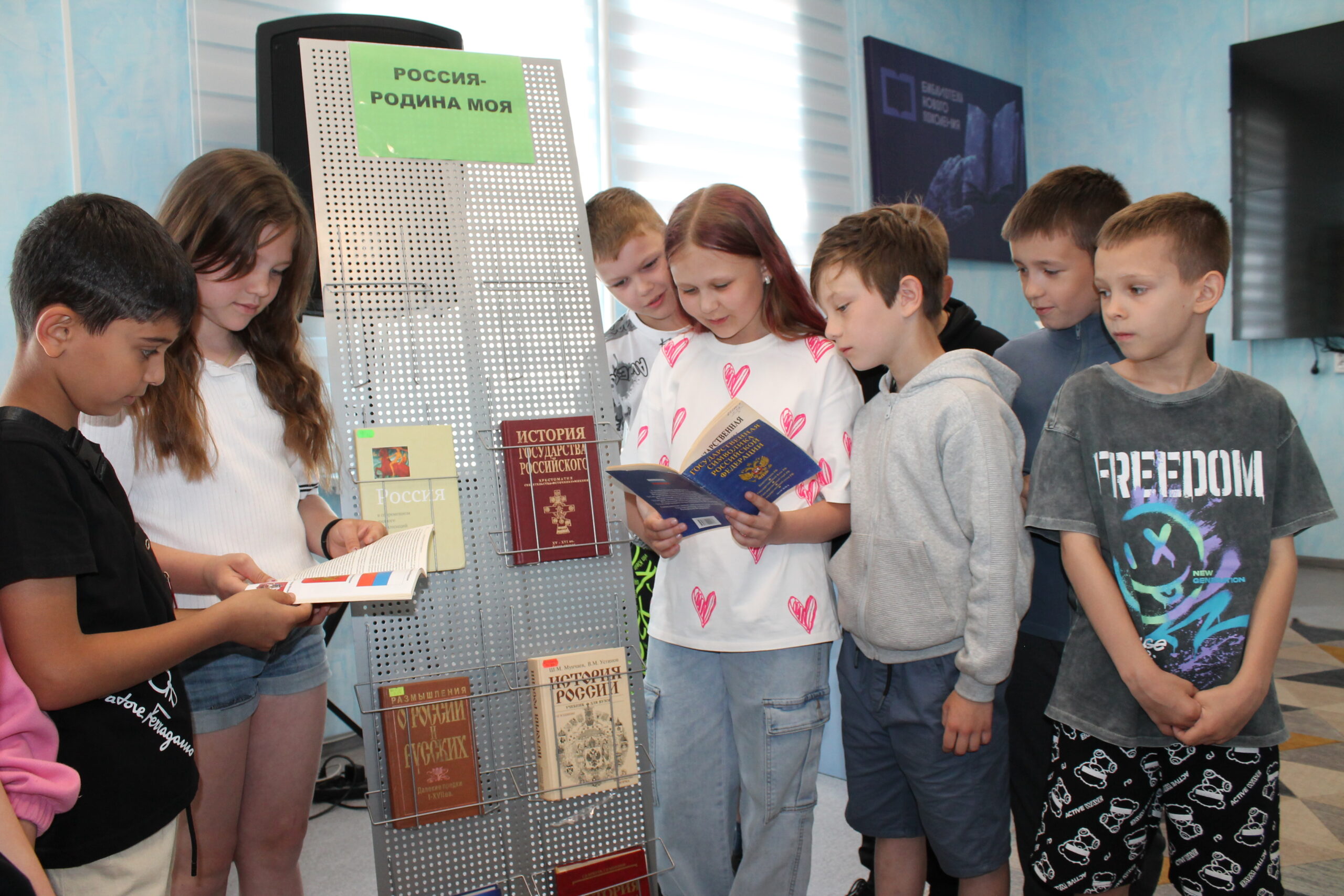 В Карачевской районной библиотеке открыта выставка «Россия – Родина моя!»