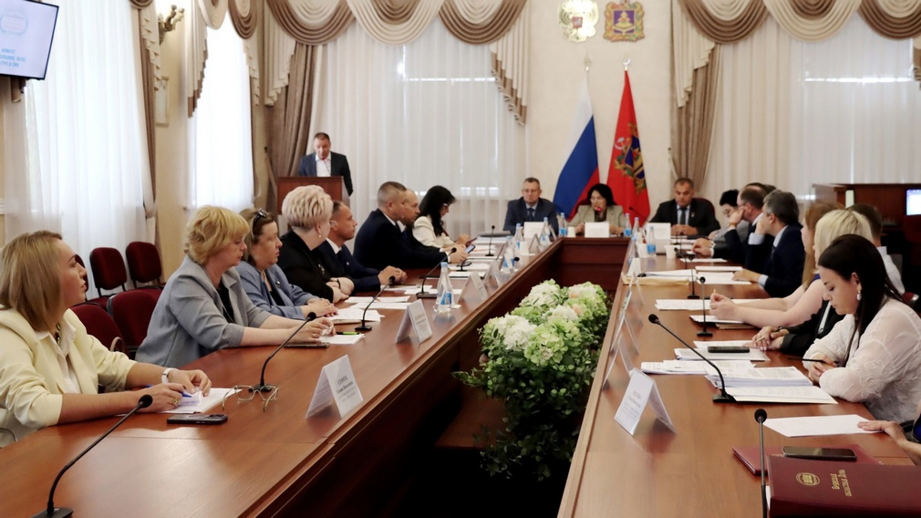 Депутаты Брянской облдумы обсудили  закупку учебников для школ