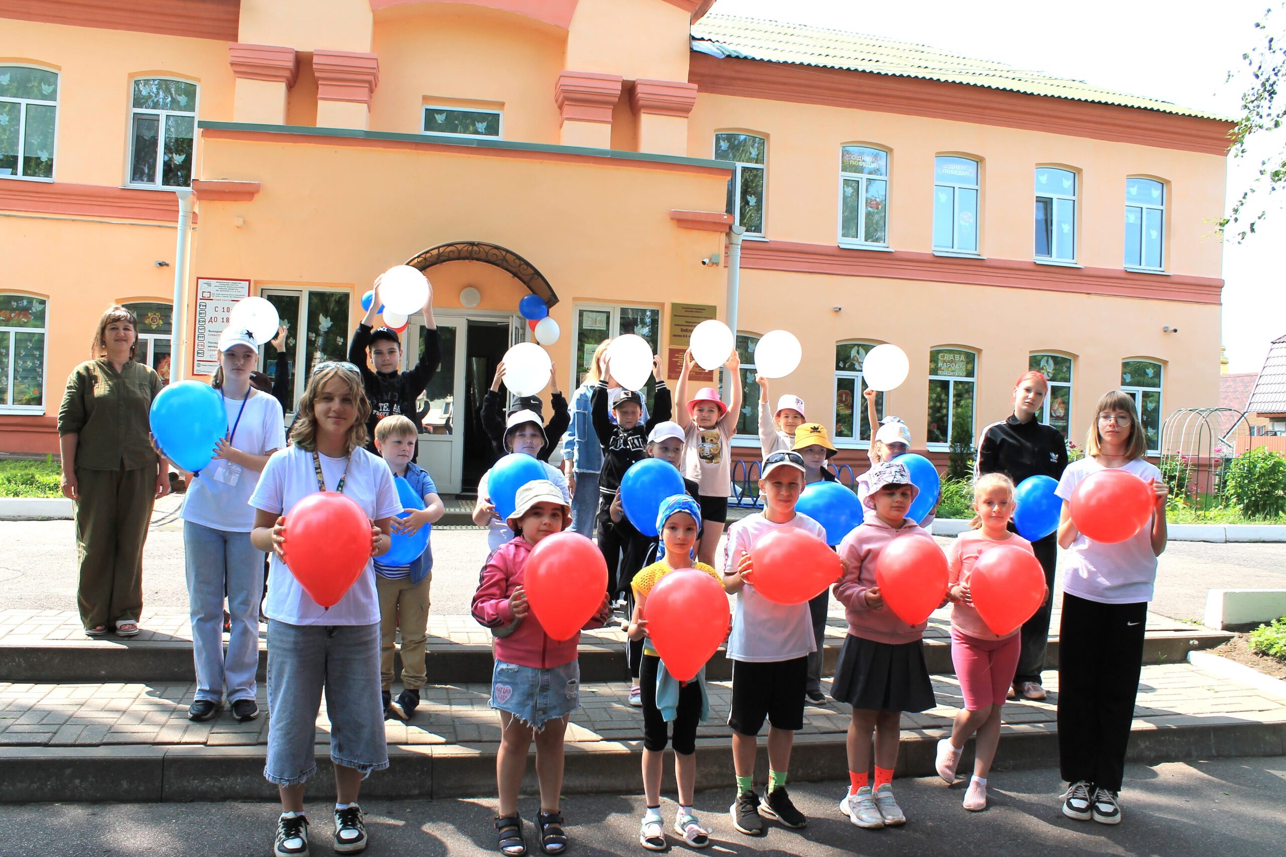 В Карачевской библиотеке прошла литературно-музыкальная программа «С любовью и верой к России»