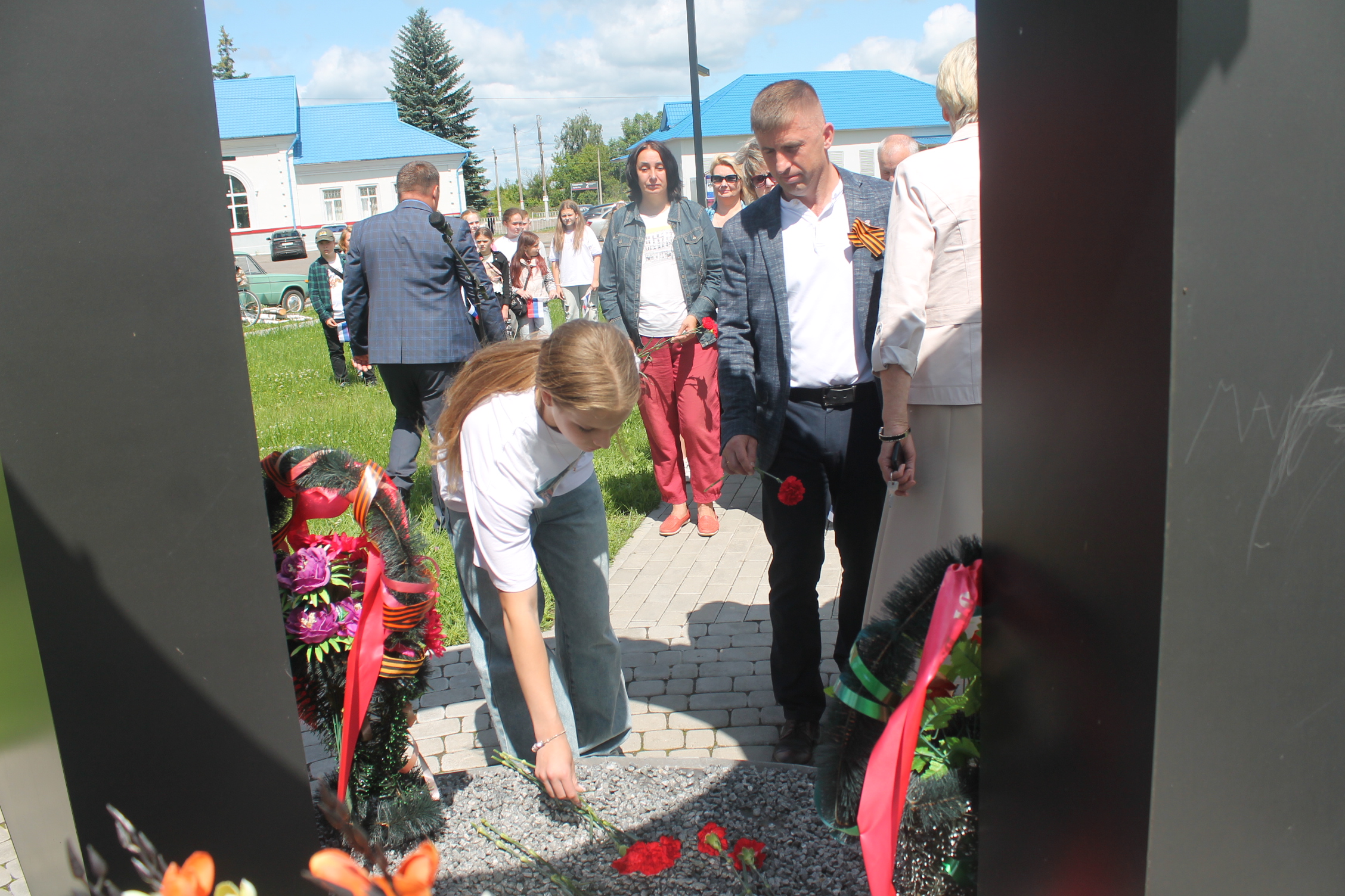 В Карачеве, в сквере в честь подвига партизан и подпольщиков прошел тематический митинг