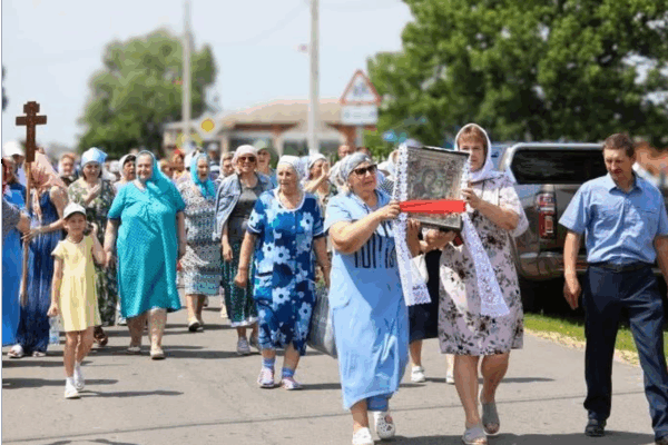 В клинцовском  селе Медвёдово прошел крестный ход в честь Тихвинской иконы Божией Матери