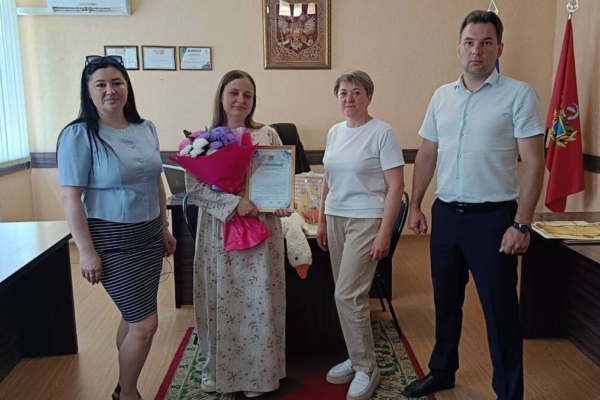 В Суземке вручили сертификат на маткапитал многодетной маме