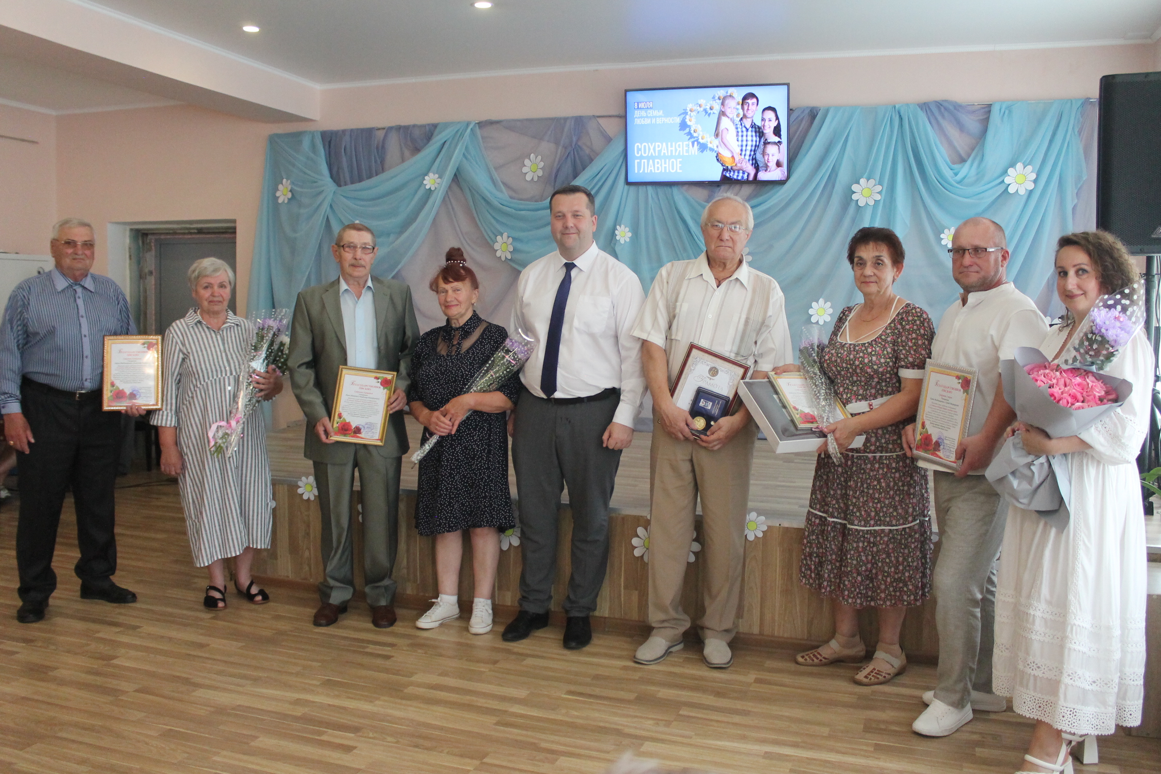 В Карачеве прошел праздничный концерт «Семья — волшебный символ жизни!»