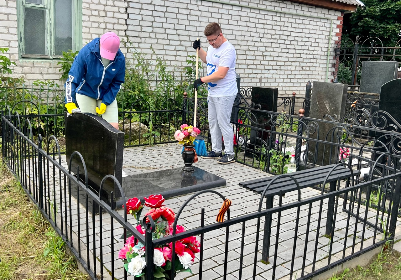 В Карачеве провели работы по благоустройству памятных мест