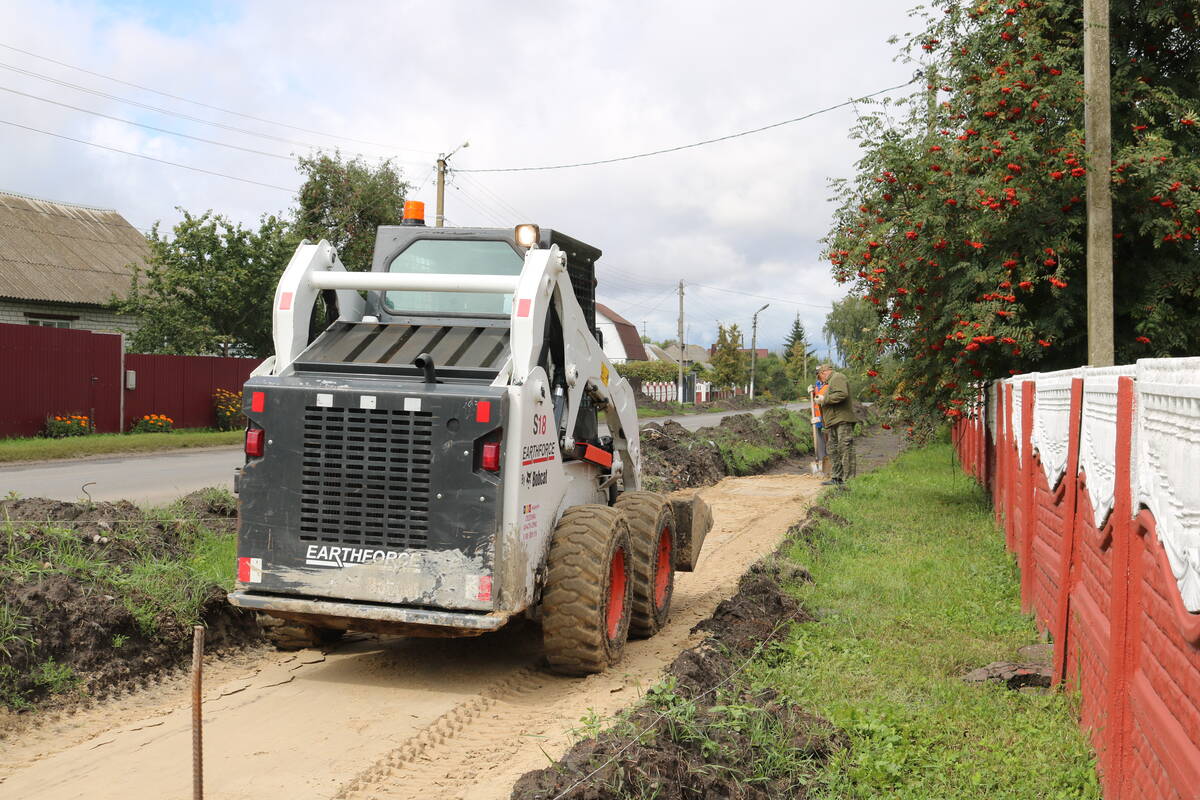 В брянском поселке Комаричи продолжается строительство тротуаров