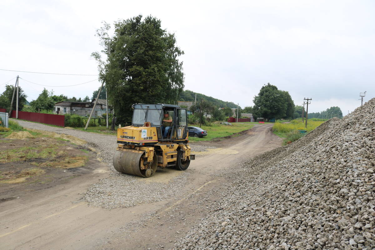 В брянских Комаричах продолжается ремонт по улице Колхозной