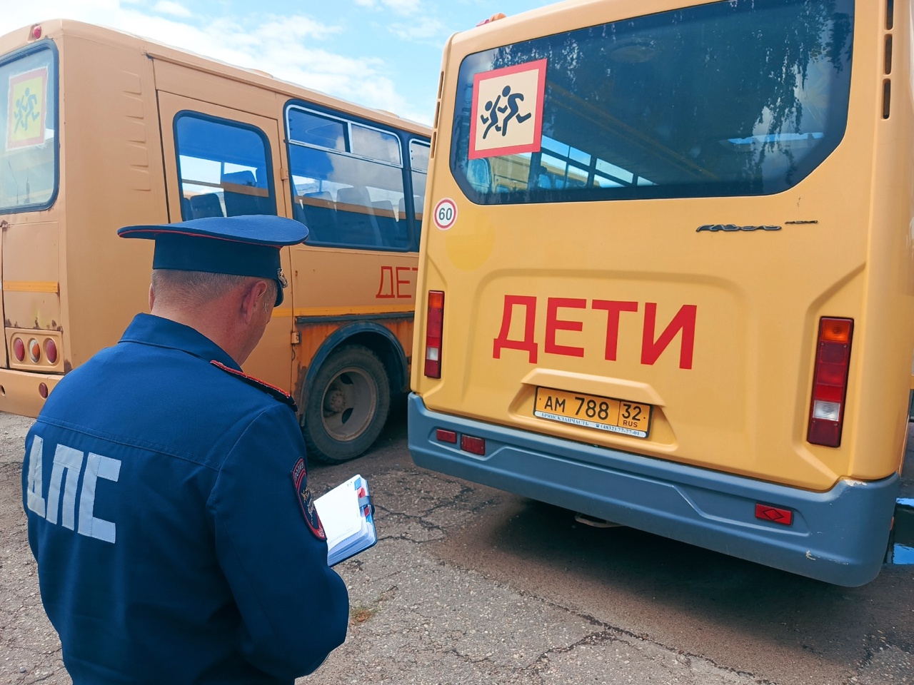 Карачевская Госавтоинспекция проверила школьные автобусы перед учебным годом