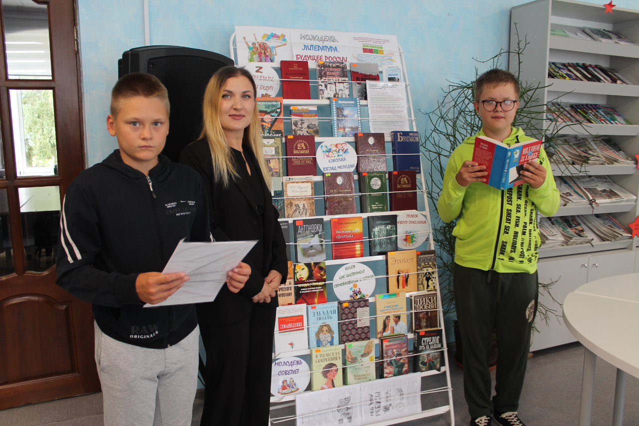 В Карачевской библиотеке прошла книжная выставка к международному Дню молодежи