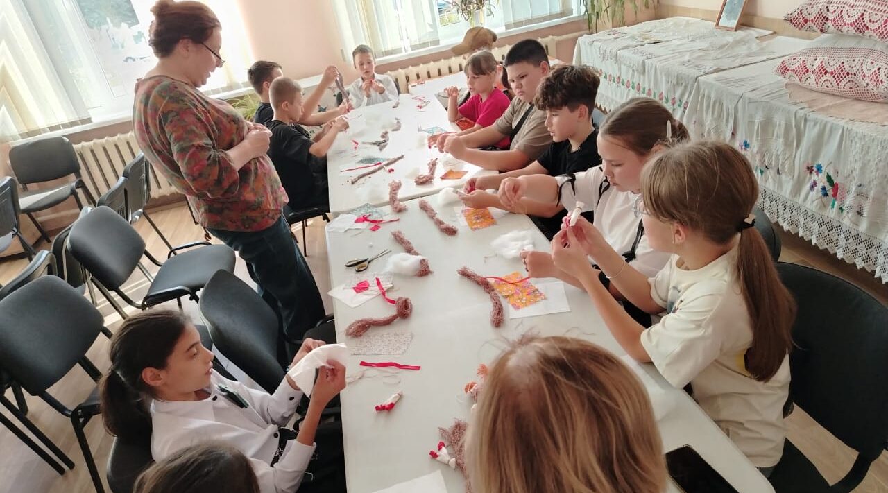 Карачевские школьники посетили выставку «Неиссякаемый свет»