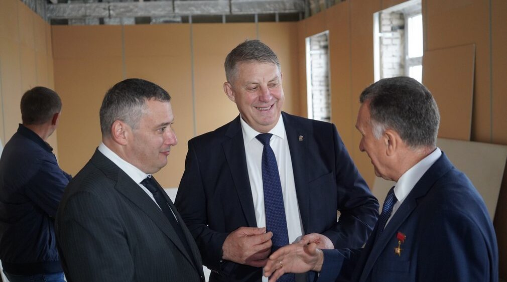 Губернаторы Брянской и Курской областей оценили ход строительства социальных объектов