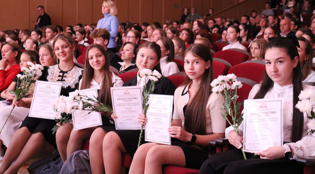 250 брянских учащихся получили именные стипендии городской администрации