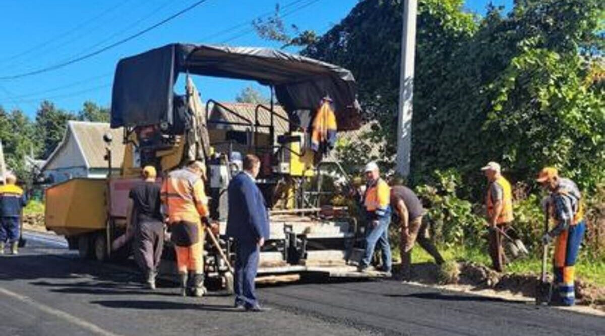 В поселке Комаричи начался ремонт  дороги на улице Пролетарской
