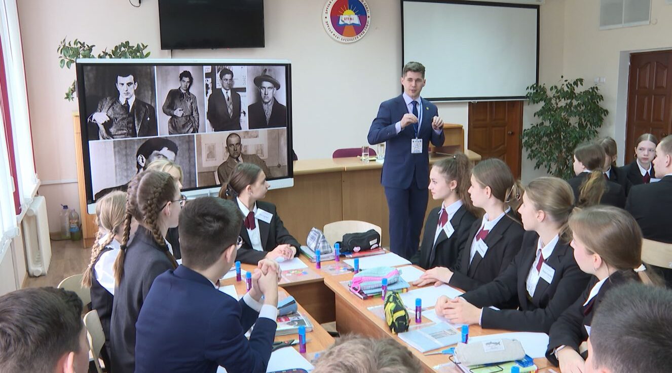 Брянский педагог Ярослав Бабарин участвует во Всероссийском конкурсе «Учитель года — 2025»