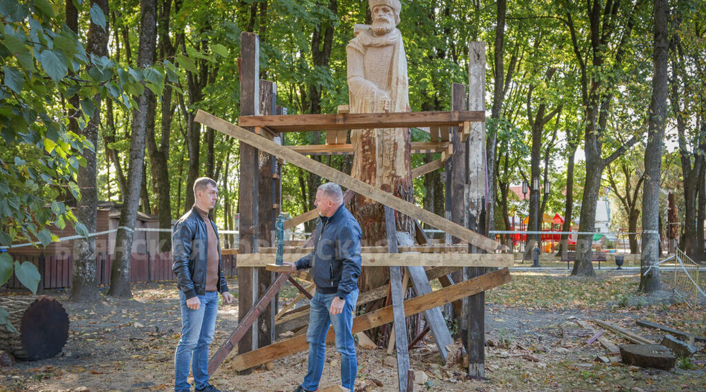 В парке Толстого создают новую скульптуру князя Романа Брянского